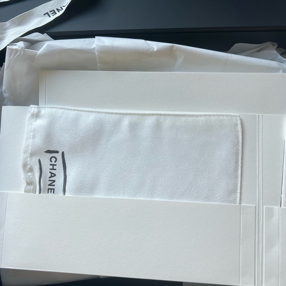 Chanel 2.55 classic small 225 white calfskin in gold hardware - Picture 7 of 11